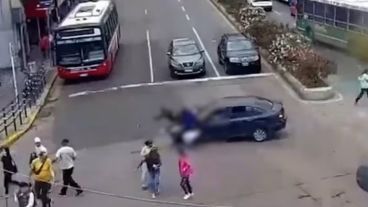 Tres mujeres mayores fueron atropelladas por un conductor que manejaba en ojotas y perdió el control mientras cruzaba una avenida.