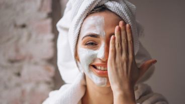 Desde los flash facials hasta los maquillajes multipropósito, la tendencia “fast beauty” redefine el cuidado personal moderno.