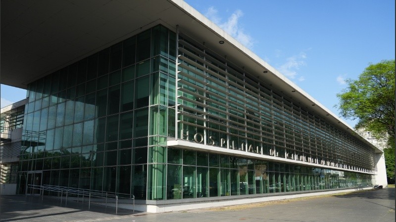 Flavio B., el hombre golpeado por tres taxistas el 13 de septiembre pasado en Montevideo y Oroño continúa internado en el hospital de Emergencias Clemente Álvarez (Heca) por los severos trastornos de salud que le ocasionó el ataque. 