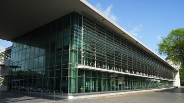 Flavio B., el hombre golpeado por tres taxistas el 13 de septiembre pasado en Montevideo y Oroño continúa internado en el hospital de Emergencias Clemente Álvarez (Heca) por los severos trastornos de salud que le ocasionó el ataque. 