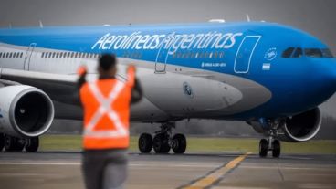 Controladores aéreos convocaron un plenario para definir si endurecen medidas de fuerza en la previa al fin de semana largo.