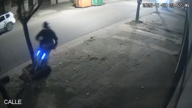 El momento del choque: la moto impacta contra el árbol en la cuadra de Zeballos al 3200.