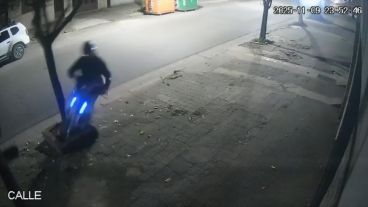 El momento del choque: la moto impacta contra el árbol en la cuadra de Zeballos al 3200.