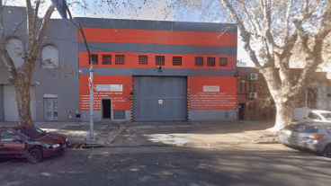 El frente de la empresa a la que ingresaron los delincuentes.