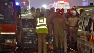 El incidente además causó un incendio que dañó varios vehículos cercanos.