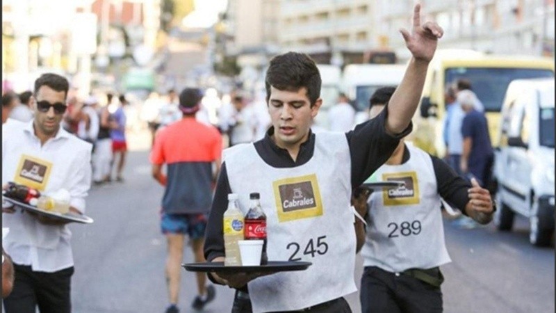 El recorrido abarca 1.200 metros y se establecieron dos categorías de competencia: camareras y mozos libres.