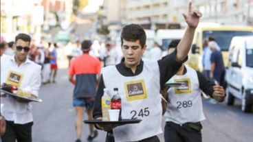 El recorrido abarca 1.200 metros y se establecieron dos categorías de competencia: camareras y mozos libres.