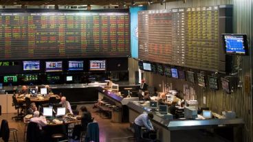 El riesgo país sigue cayendo y quedó cerca de perforar los 600 puntos, la cifra más baja de los últimos 10 meses.