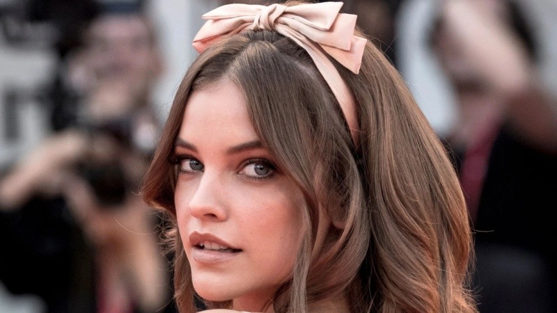 Un estilo que mezcla nostalgia Y2K con sofisticación millennial.