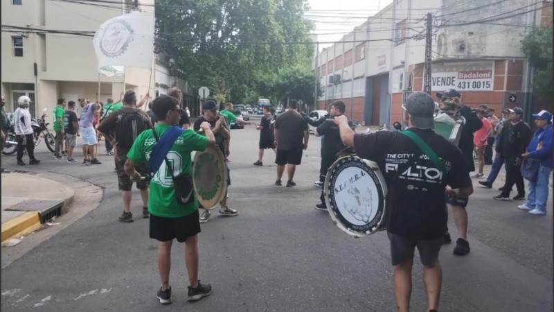 Los cadetes se manifestaron en la esquina de Sarmiento y Virasoro.