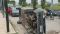 Volcó su auto en la bajada de Circunvalación y Mendoza: tránsito complicado