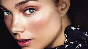 Mejillas frías, labios mordidos y cejas húmedas son las claves del look más cool.