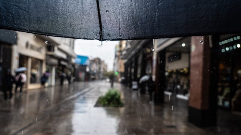 casi sin anunciarse, aparecieron nuevas gotas sobre la ciudad, como resabios de la noche anterior. 