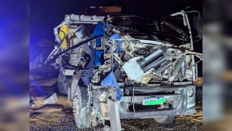 Uno de los camiones involucrados en el choque de esta madrugada a la atura de Armstrong, a 80 kilómetros de Rosario.