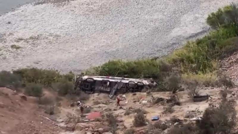 El colectivo de pasajeros cayó por un barranco de gran altura en el sur de Perú.