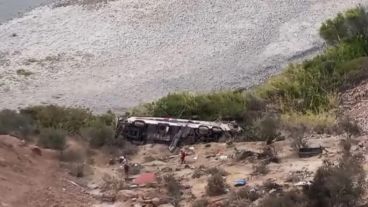 El colectivo de pasajeros cayó por un barranco de gran altura en el sur de Perú.