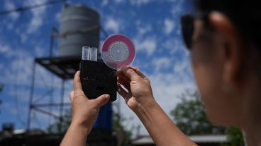 En el extremo sudoeste de la ciudad, un equipo montó una cañería para llevar "agua clorada" a unas 50 viviendas.