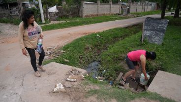 Hollywood y San Juan de la Luz, una de las canillas públicas que existen en barrios populares.