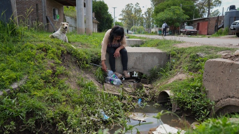 Hollywood y San Juan de la Luz, una de las canillas públicas que existen en barrios populares.