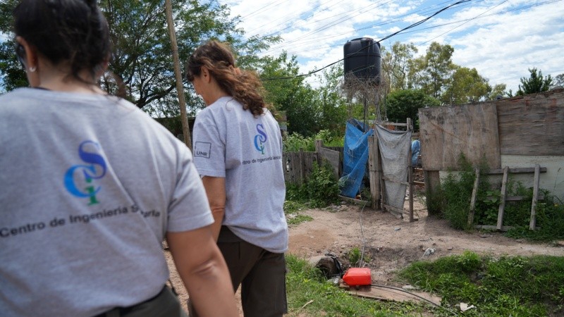 En el extremo sudoeste de la ciudad, un equipo montó una cañería para llevar 