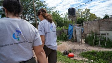 En el extremo sudoeste de la ciudad, un equipo montó una cañería para llevar "agua clorada" a unas 50 viviendas.