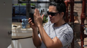 Una de las ingenieras mide la calidad del agua de los pozos y del tanque con cloro.