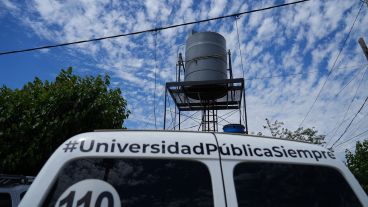 En el extremo sudoeste de la ciudad, un equipo montó una cañería para llevar "agua clorada" a unas 50 viviendas.