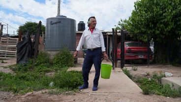 Otra fuente: el tanque con agua potable que dos veces por semana llena una cuba municipal.