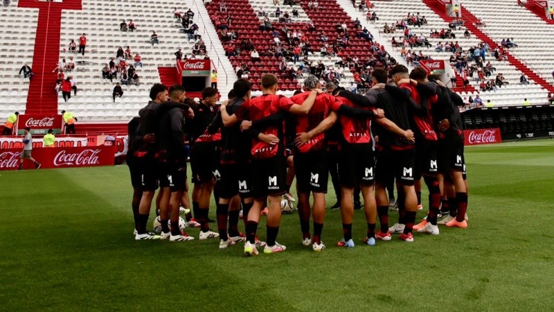 Los jugadores de Newell's vencieron a Huracán en Parque Patricios y aseguraron la permanencia del club en Primera.