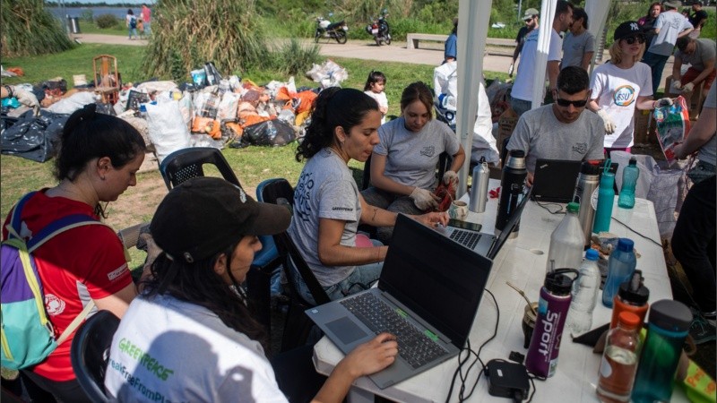 Después de la recolección, se realiza una clasificación de los tipos de residuos.