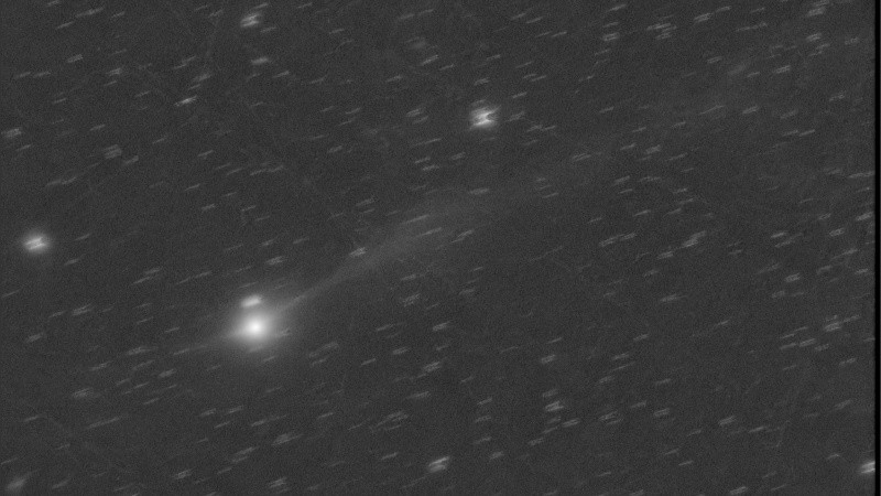 La creciente longitud y brillo de la cola sugieren una mayor sublimación de materiales volátiles.