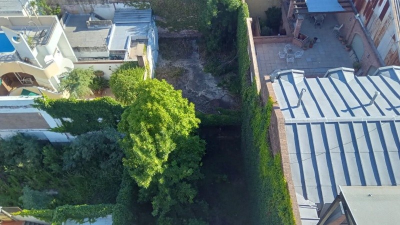 El terreno del centro de manzana con la construcción inconclusa de la cochera.