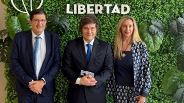 Javier y Karina Milei fueron recibidos en Corrientes por el titular de la Fundación Club de la Libertad.