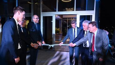 Autoridades en el corte de cintas del nuevo laboratorio de la Bolsa