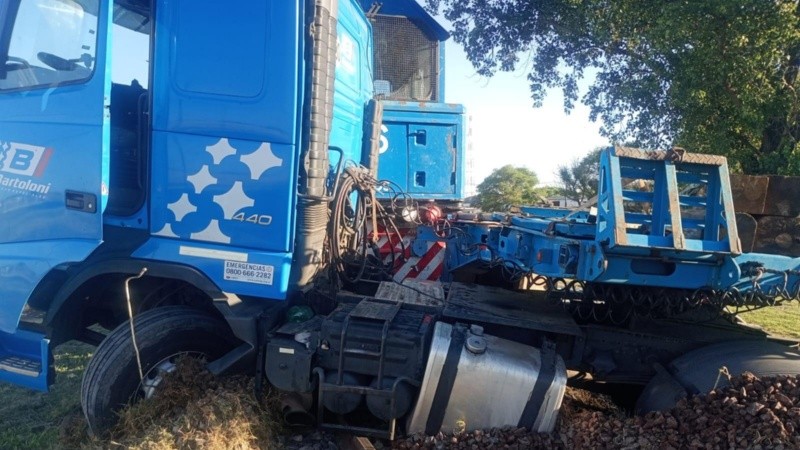 La puerta abierta por donde saltó el conductor.