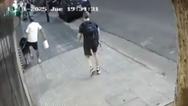 El momento exacto en que el joven pateó a la niña.