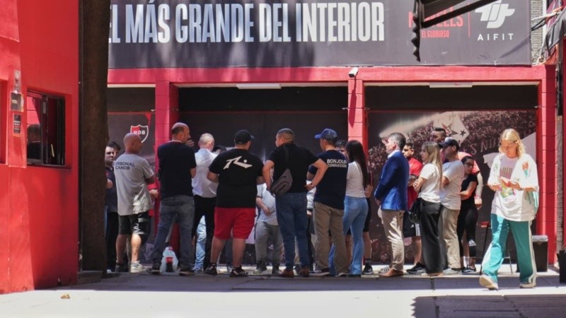 La asamblea de los trabajadores nucleados en Utedyc en las puertas del Coloso Marcelo Bielsa.