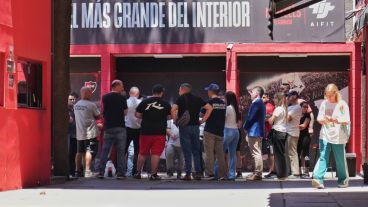 La asamblea de los trabajadores nucleados en Utedyc en las puertas del Coloso Marcelo Bielsa.