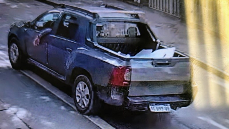 La camioneta es una Renault Duster Oroch.