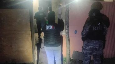 El allanamiento se concretó en un domicilio lindero a la vía del Ferrocarril Belgrano, en Villa Banana.
