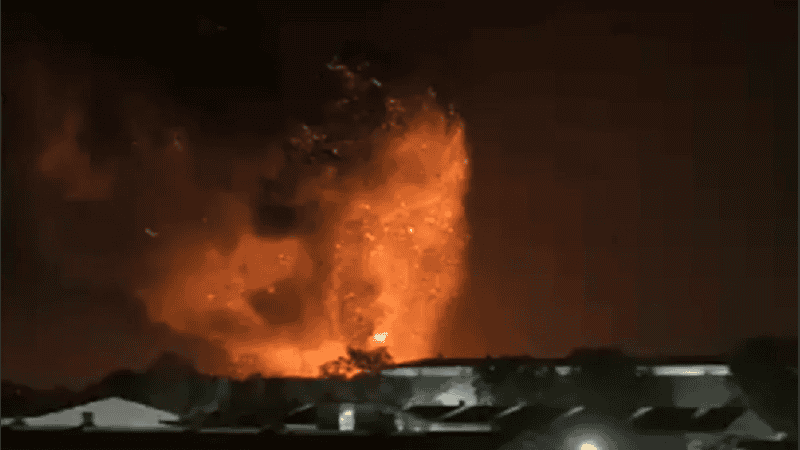 La explosión generó gases tóxicos en la zona y las autoridades pidieron a los vecinos que cierren sus ventanas.