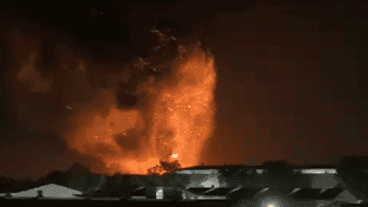 La explosión generó gases tóxicos en la zona y las autoridades pidieron a los vecinos que cierren sus ventanas.