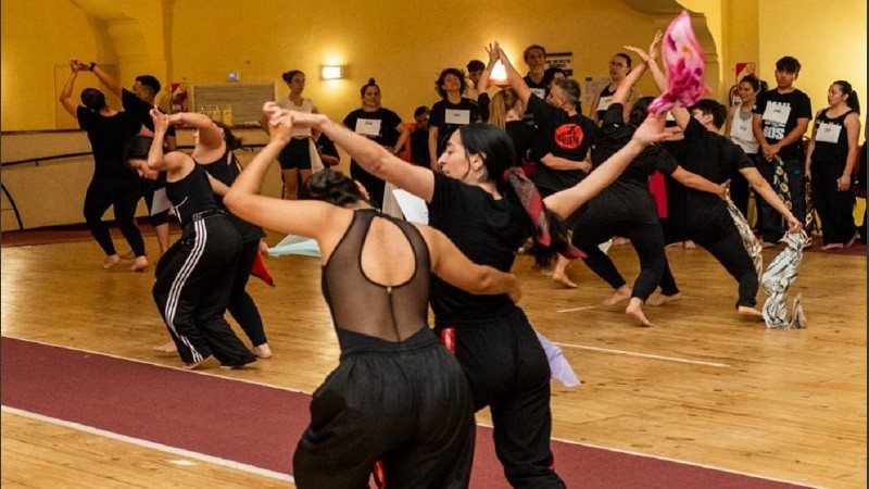 Los bailarines y bailarines provienen de 20 localidades de la provincia.