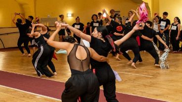 Los bailarines y bailarines provienen de 20 localidades de la provincia.