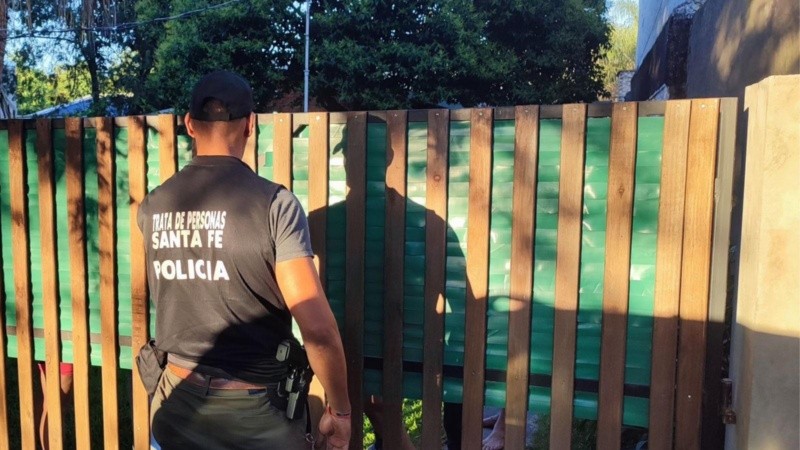 El personal policial secuestró dispositivos electrónicos que serán peritados.