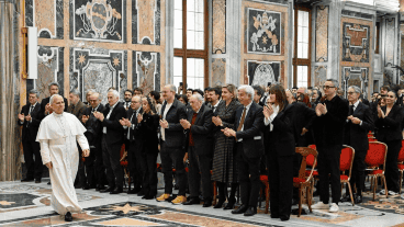 El Papa ingresando a la audiencia con las estrellas del cine.