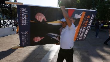 Militante lleva un cartel de Kaiser, apodado el "Milei chileno".