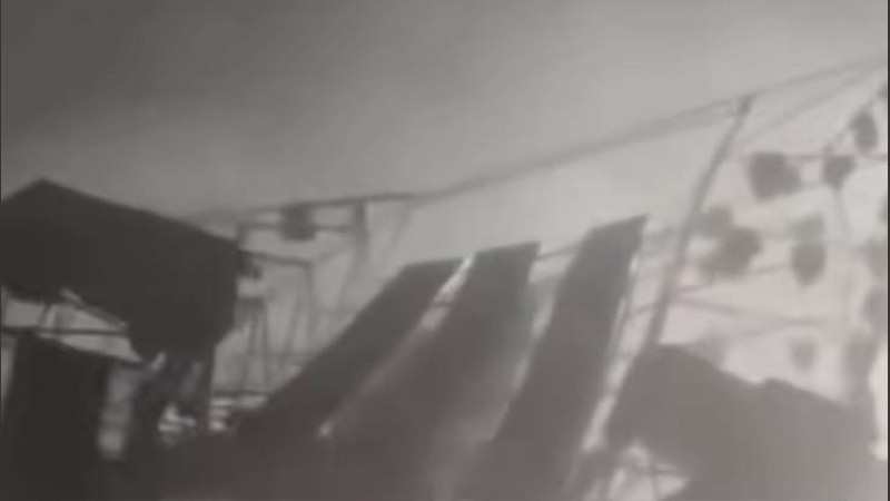 El momento en que se caía el escenario en la fiesta de disfraces de la ciudad bonaerense.