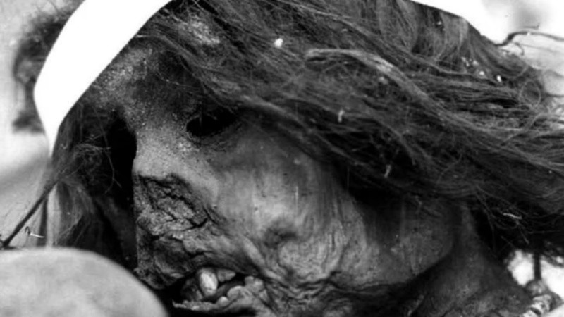 La momia, hallada en 1985, llevaba más de cinco siglos en un altar.