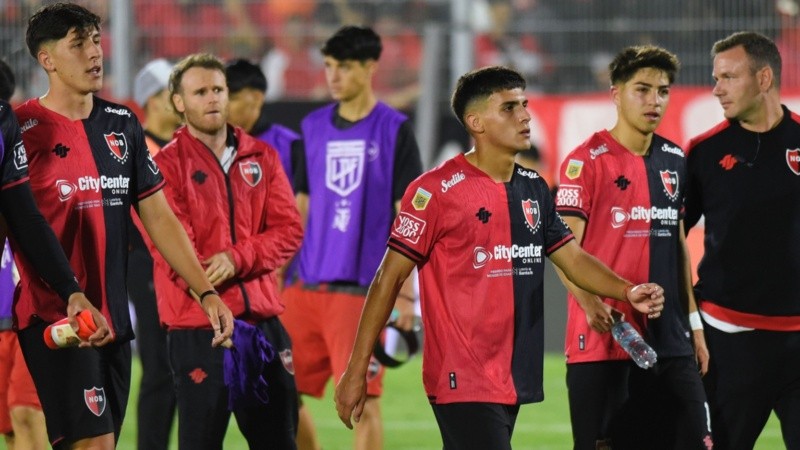 Final de caras largas, la foto más repetida del año para el Rojinegro.